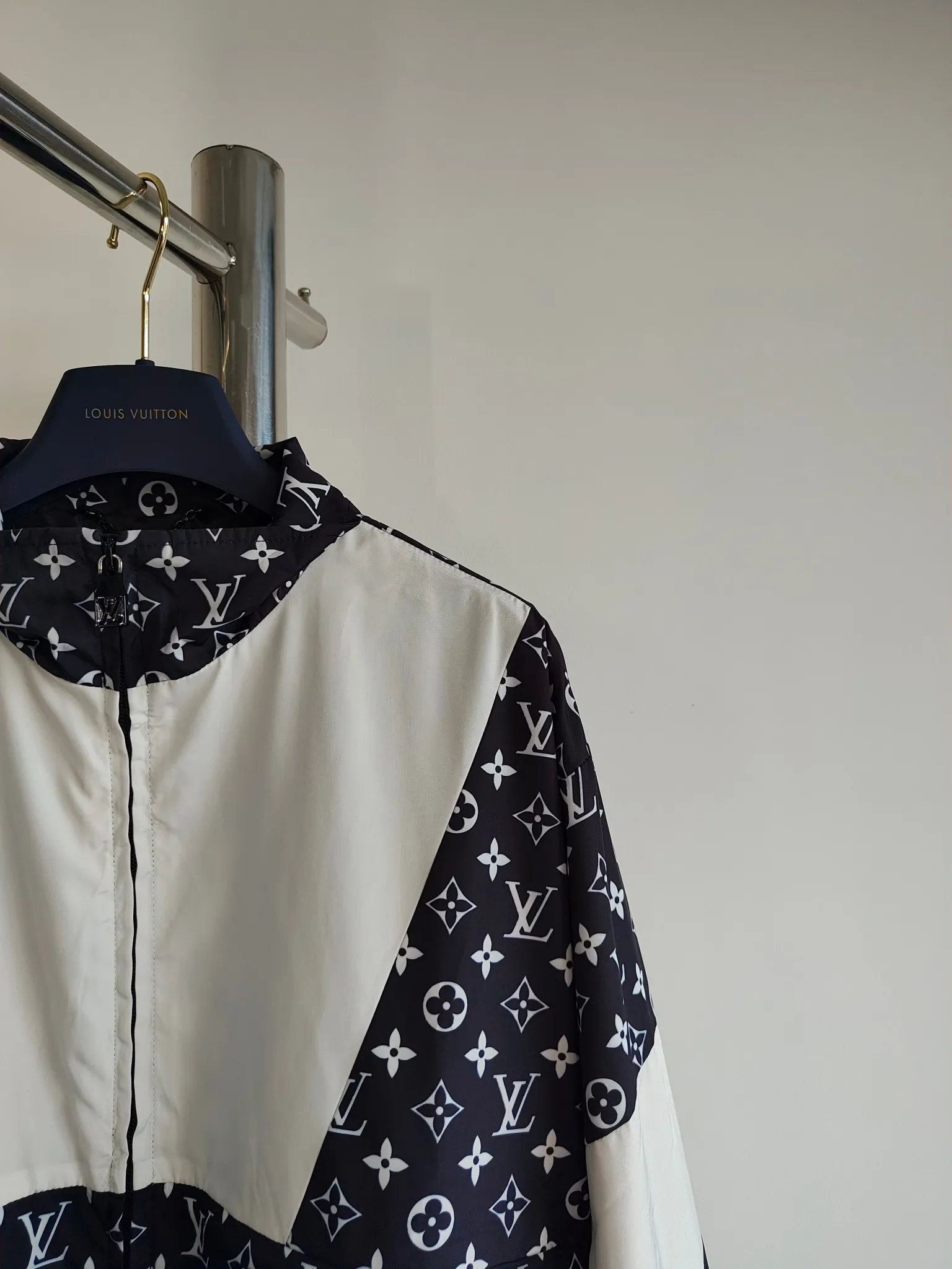 🅿️790 1v This sweatshirt appears on the 2024 autumn and winter show in dark tones. The full-width Monogram print renews the dynamic silhouette, the contrasting yoke enriches the visual hierarchy, and the Louis Vuitton embroidered logo on the back presents a rope texture, which expresses the western theme of the season. Pair it with matching sweatpants for an edgy look.